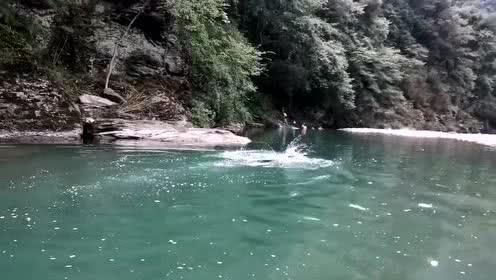 记录校园生活用索尼黑卡m1好还是m3？游戏画面